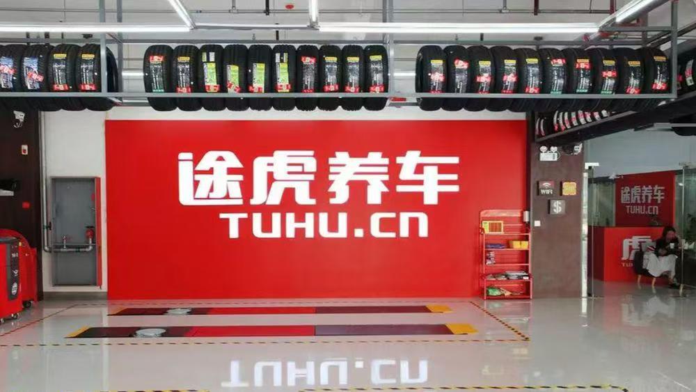 正在清洗的白色汽车
